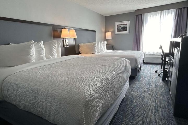 2 Queen Beds Microwave and Refrigerator WiFi Full Breakfast (1 of 12)