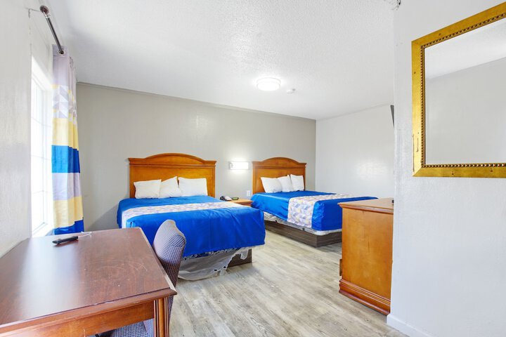 1 Queen Bed (8 of 11)