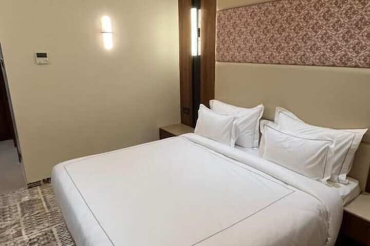 Room 10 of 25