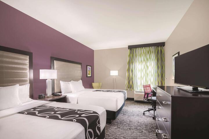 2 Queen Beds (2 of 4)