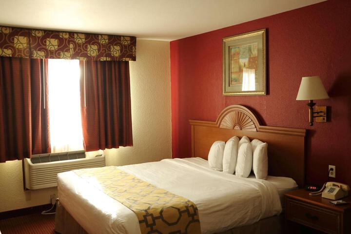 1 King Bed (4 of 10)