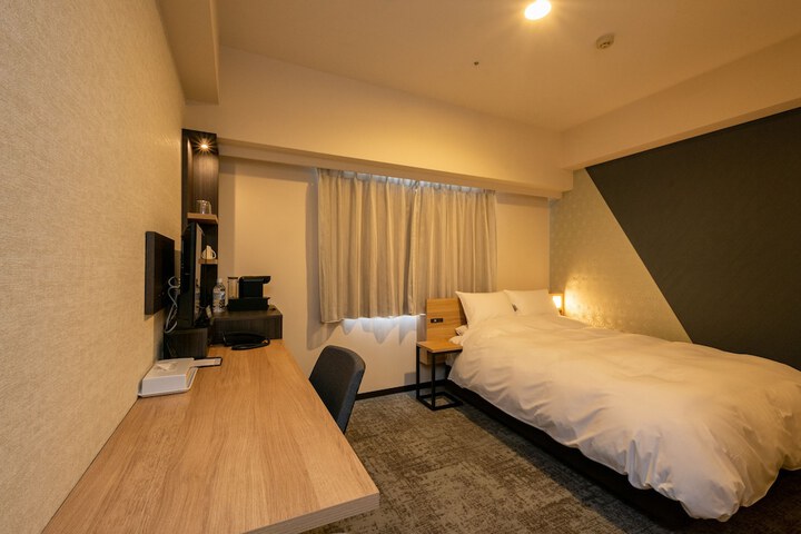Room 15 of 83