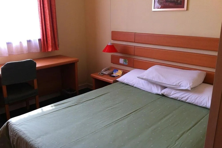 Room 5 of 16
