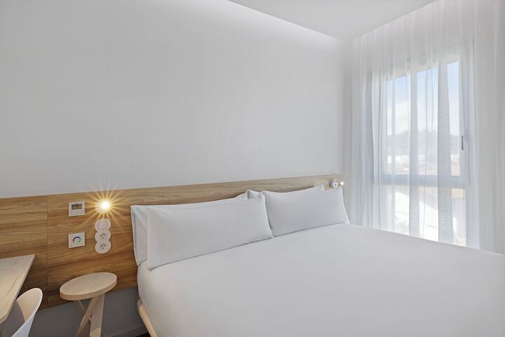 Room 16 of 33
