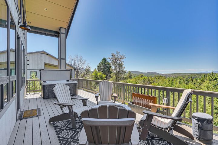 Views & Hot Tub: pineberry Modern Luxury Home