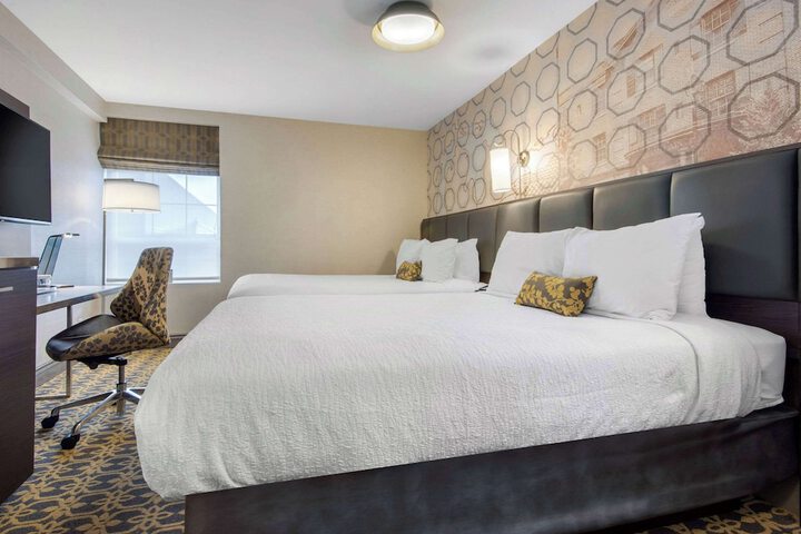 2 Double Beds (5 of 5)
