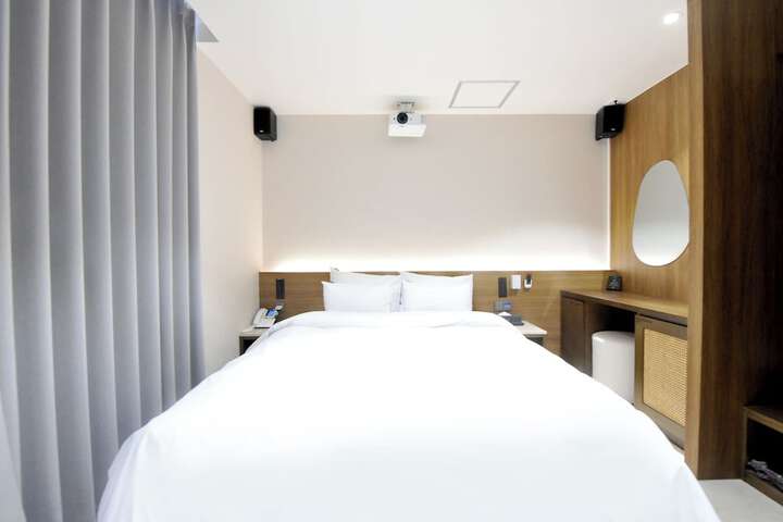 Room 11 of 64