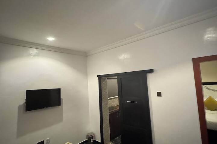 Room 5 of 9
