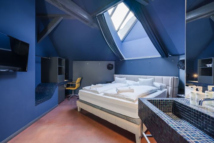 Room 3 of 34