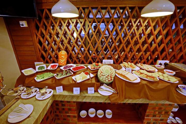 Dining 26 of 46