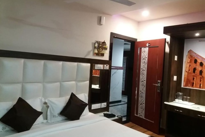 Room 13 of 33