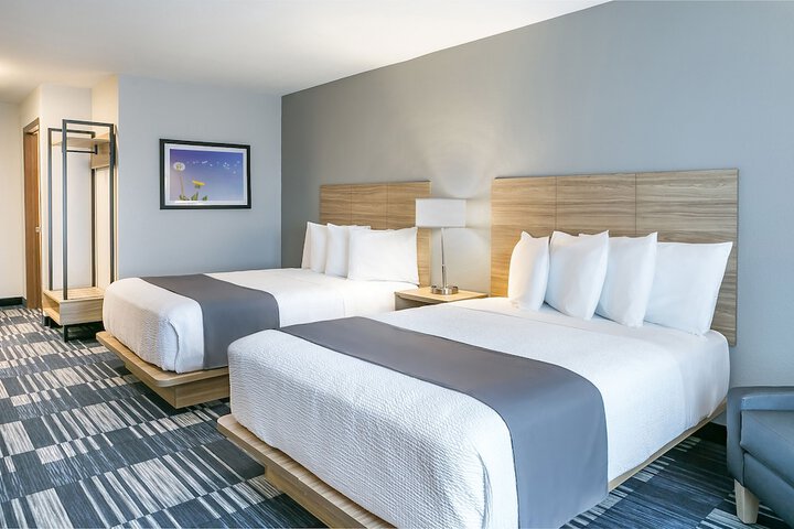 2 Queen Beds (2 of 2)