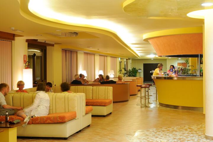 Lounge 74 of 95