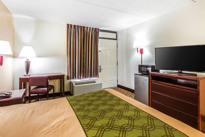 1 Queen Bed (3 of 12)