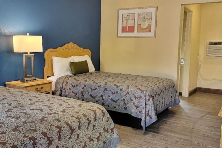 2 Double Beds Private Bathroom (5 of 9)