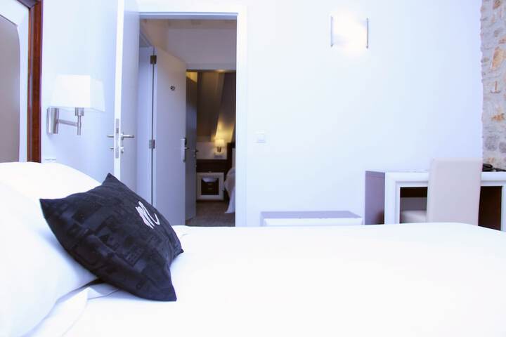 Room 9 of 42