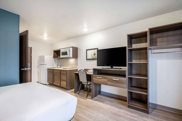1 Queen Bed (7 of 28)