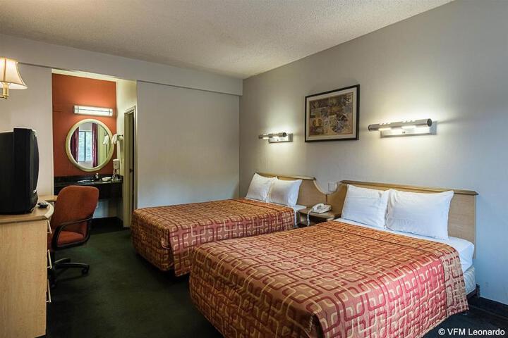 2 Double Beds (12 of 14)