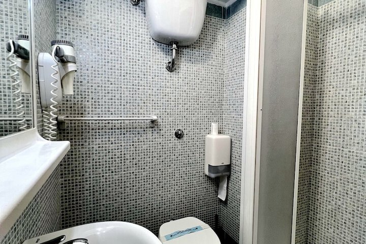 Room 34 of 40
