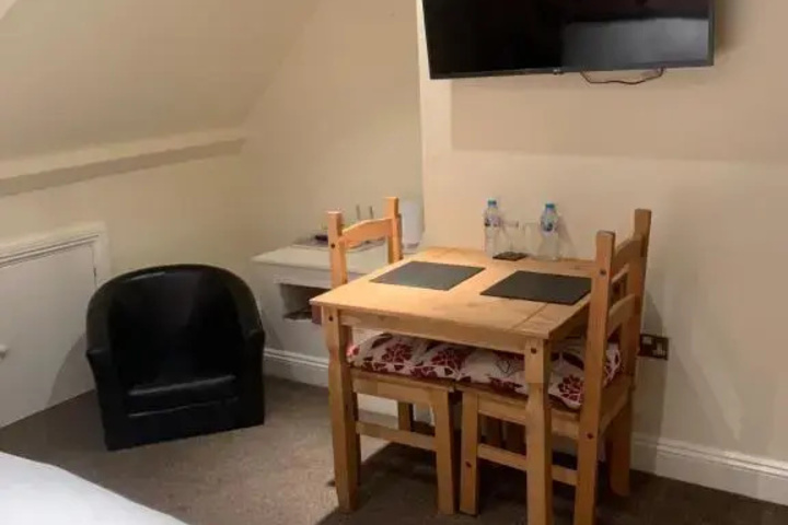 Room 9 of 18