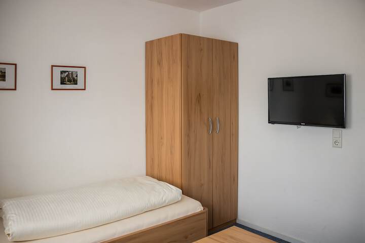 Room 4 of 32