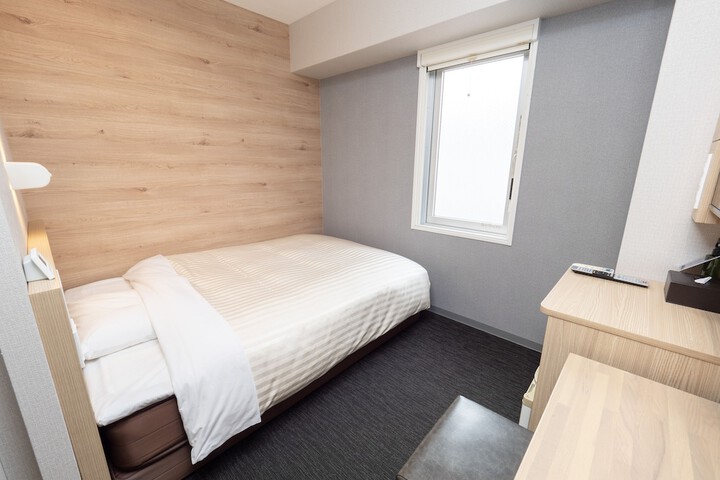 Room 4 of 18