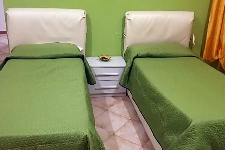 Room 2 of 25