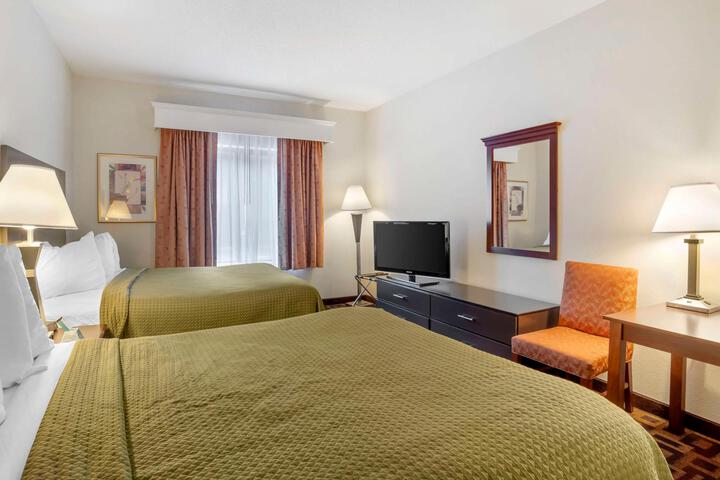 2 Queen Beds High Speed Internet Accessible Microwave, Refrigerator, Continental Breakfast (3 of 6)