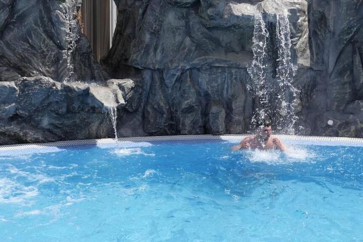 Pool 24 of 33