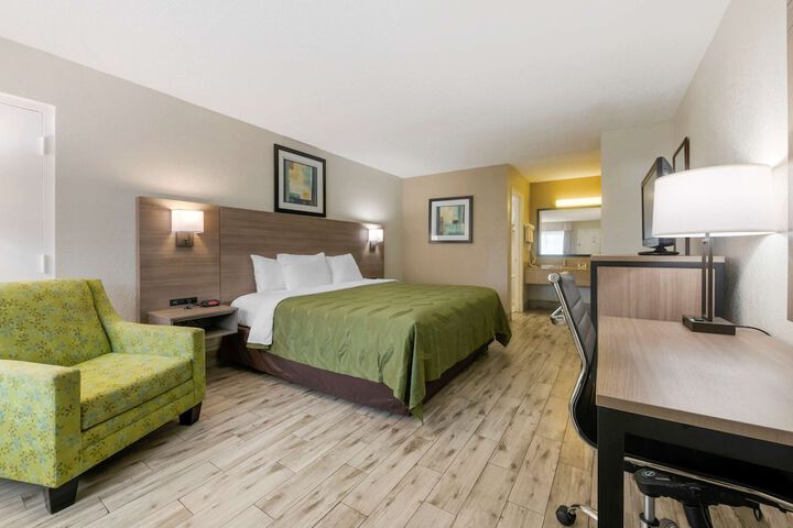1 King Bed (4 of 9)