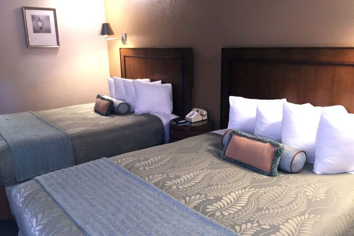 2 Queen Beds (9 of 12)