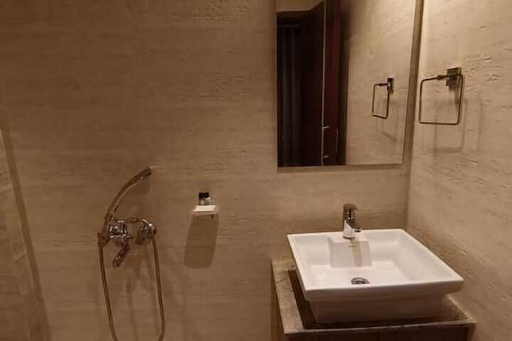 Room 16 of 28