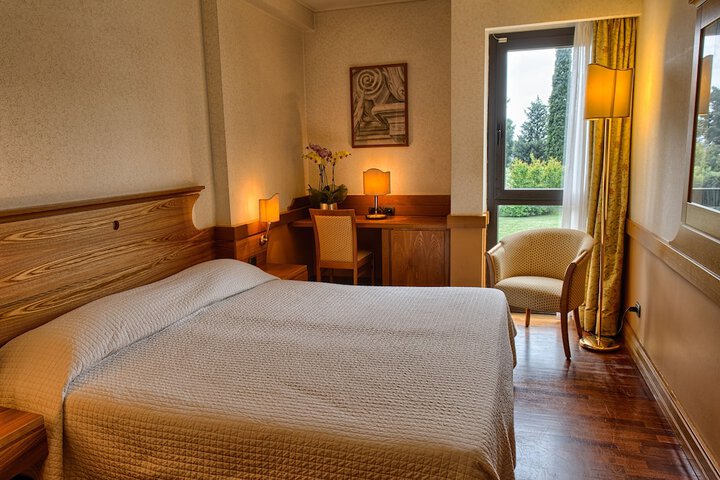 Room 6 of 42