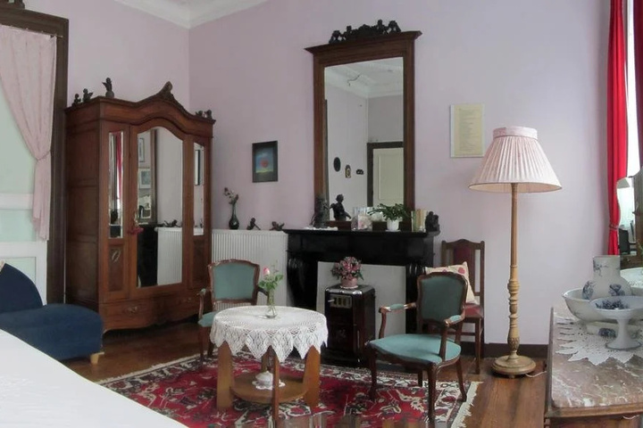 Room 2 of 9