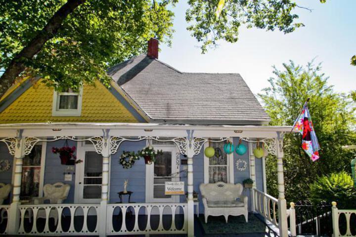 Image of CHANTILLY LACE INN