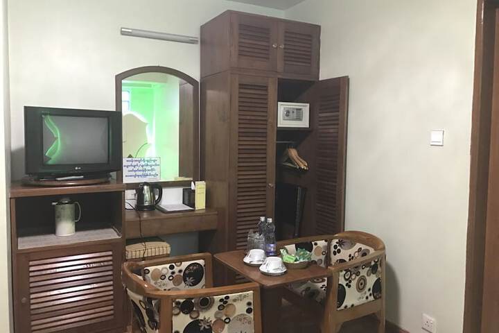 Room 27 of 38