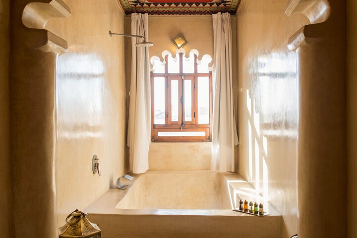Deep soaking bathtub