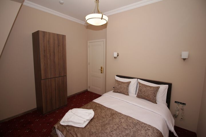 Room 4 of 32