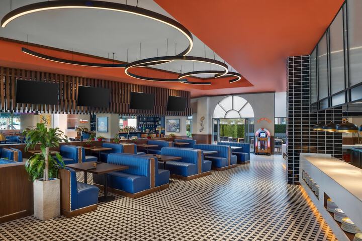Lounge 200 of 218