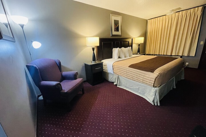 1 King Bed (6 of 14)