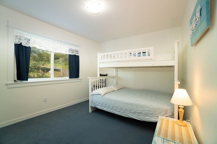 Room 4 of 9