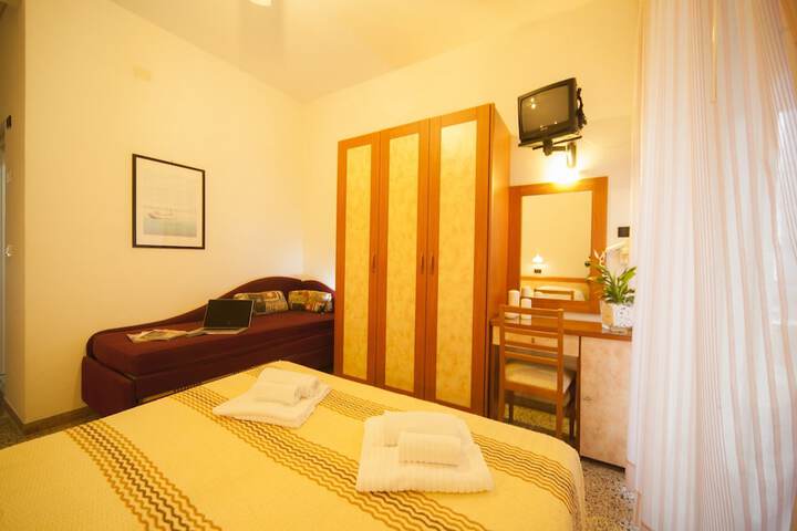 Room 10 of 27