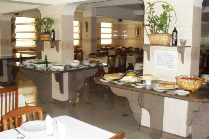 Dining 42 of 47