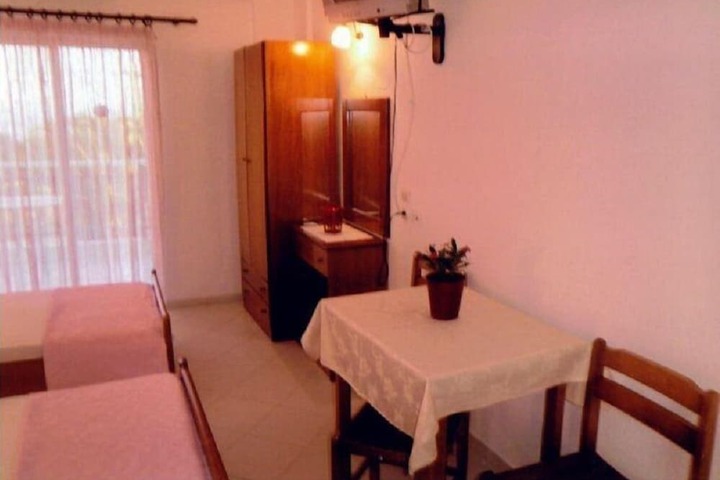 Room 5 of 6