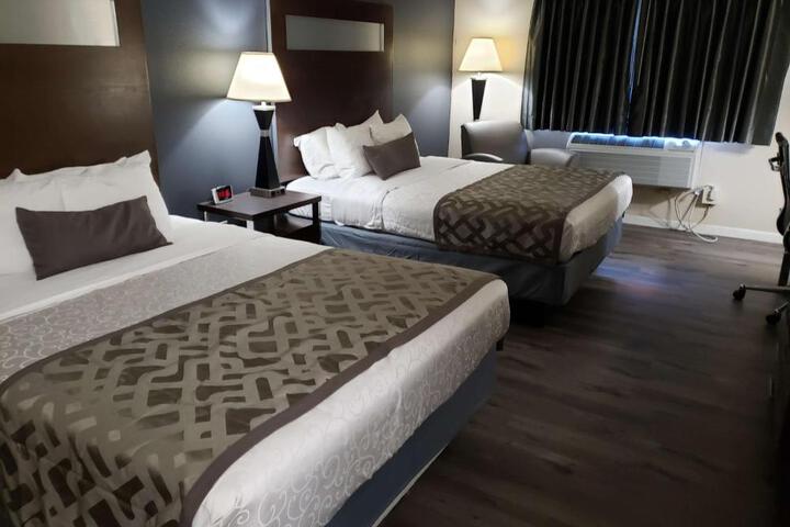 2 Queen Beds Microwave Full Breakfast (2 of 6)