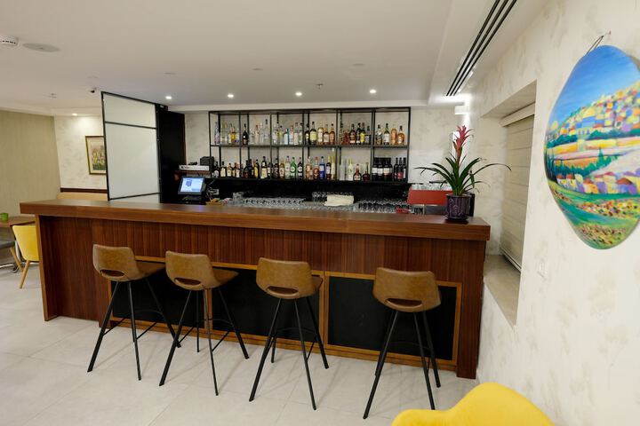 Lounge 80 of 106