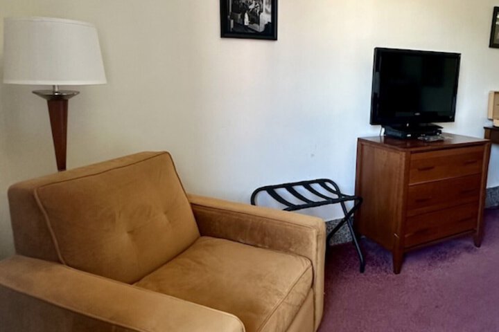Interior Economy Queen Bed Pet Friendly (18 of 47)