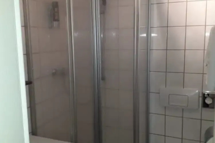 Room 7 of 16