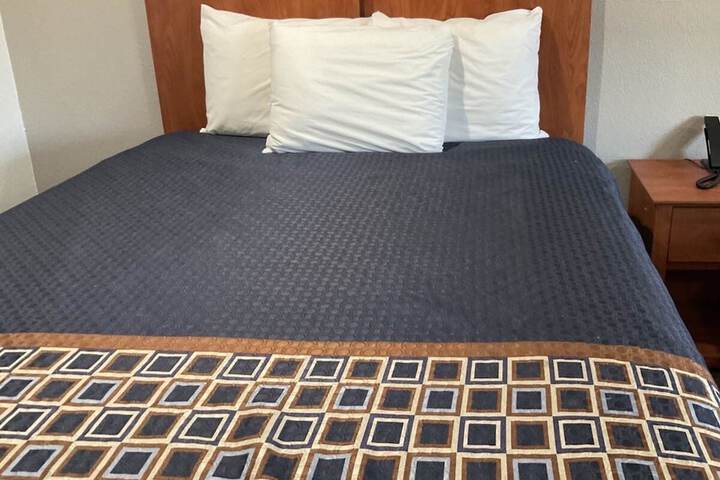 1 King Bed Micfridge (1 of 3)