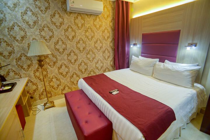 Room 10 of 37